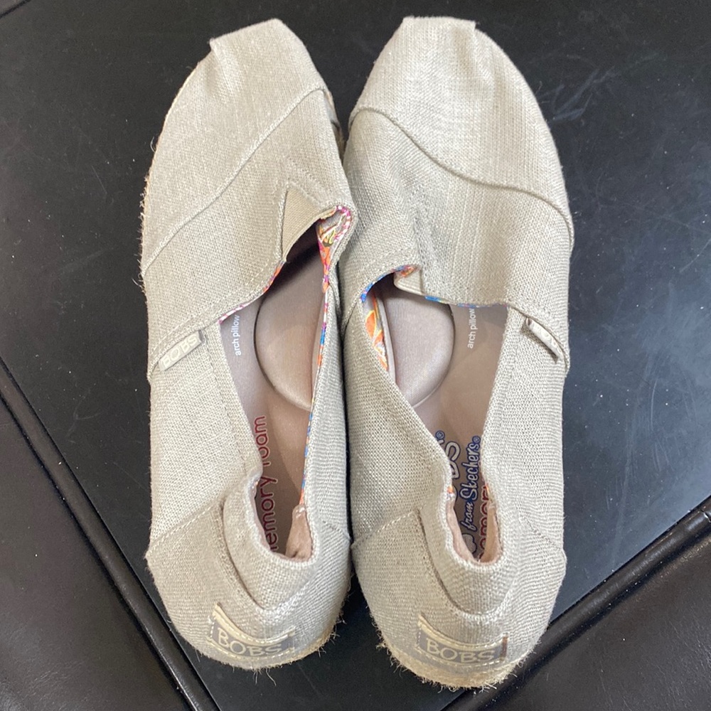 Bobs from Sketchers Size 9.5 Memory Foam Slide On Shoes Tan New Arch Pillow Soft